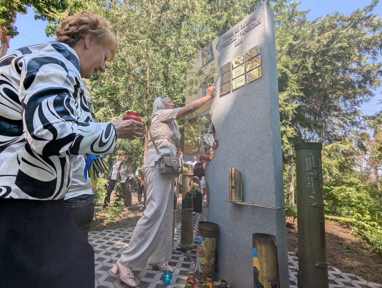 Біля вінницького ліцею №3 відкрили пам’ятний знак загиблим випускникам-Захисникам України - фото 9
