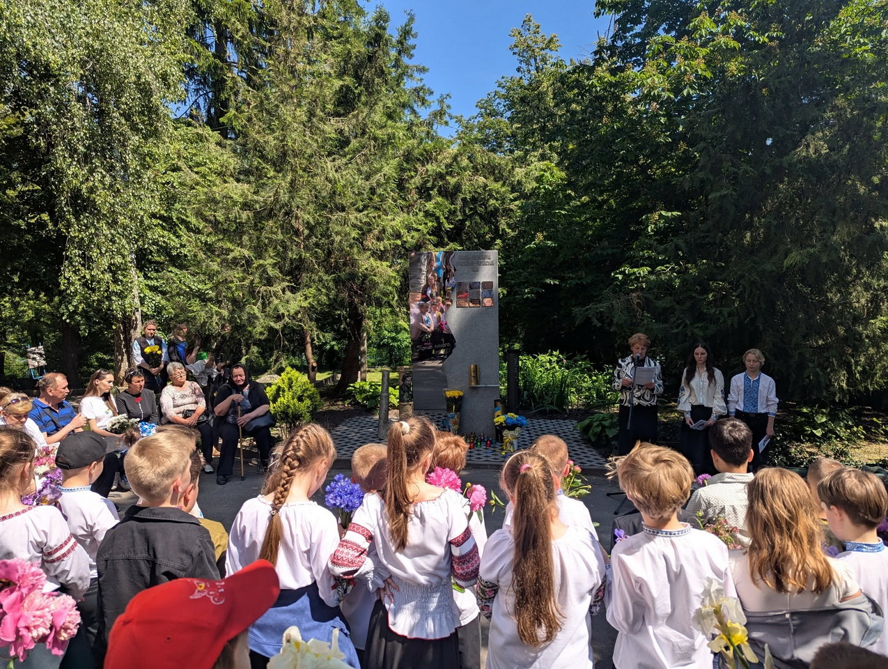 Біля вінницького ліцею №3 відкрили пам’ятний знак загиблим випускникам-Захисникам України - фото 10