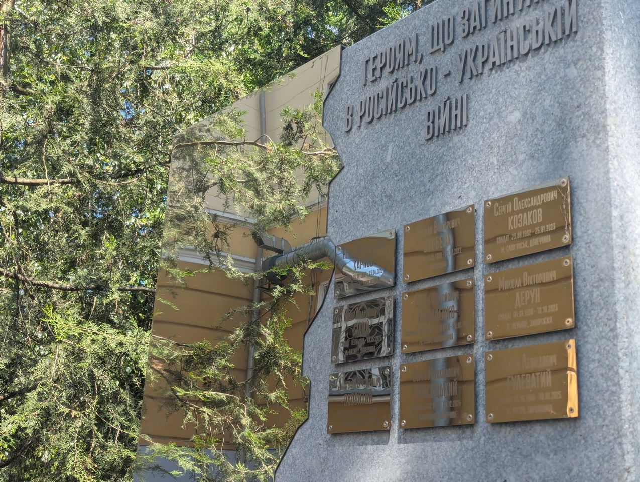 Біля вінницького ліцею №3 відкрили пам’ятний знак загиблим випускникам-Захисникам України - фото 12