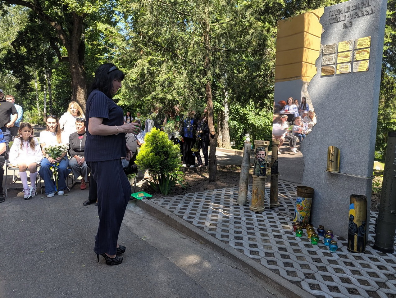 Біля вінницького ліцею №3 відкрили пам’ятний знак загиблим випускникам-Захисникам України - фото 13