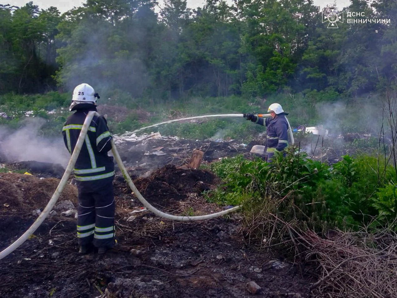 На Вінниччині горіли завантажувальний цех, вантажівка, суха трава та сміття