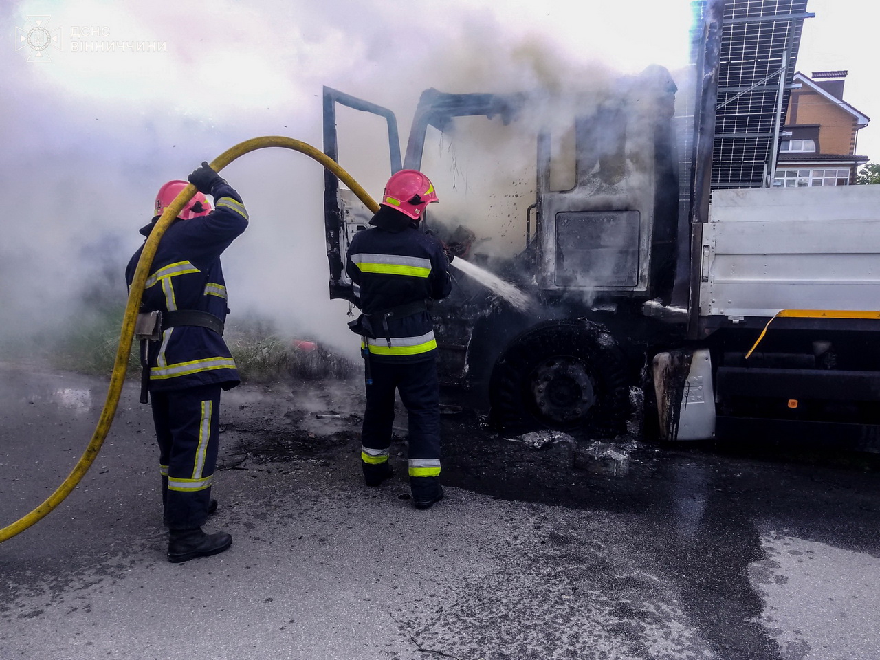 На Вінниччині горіли завантажувальний цех, вантажівка, суха трава та сміття - фото 2