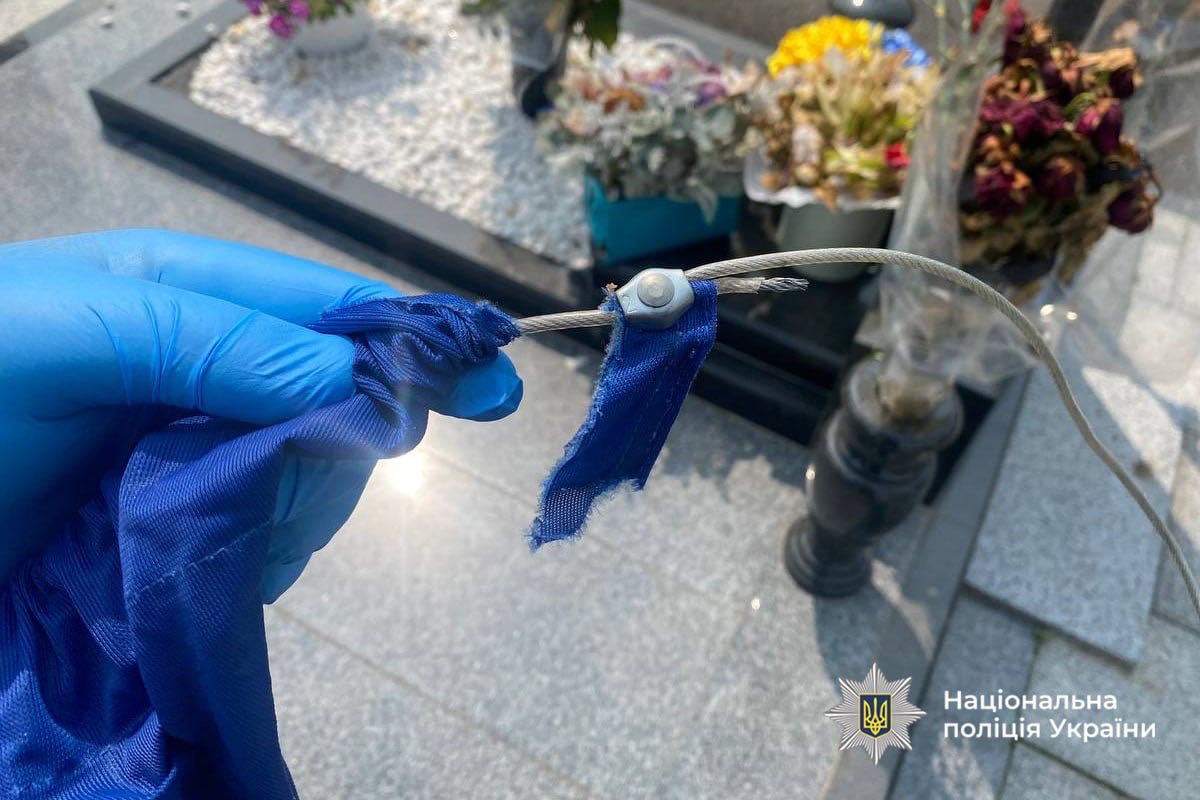 У Черкасах поліція затримала чоловіка за наругу над могилами загиблих спецпризначенців - фото 2