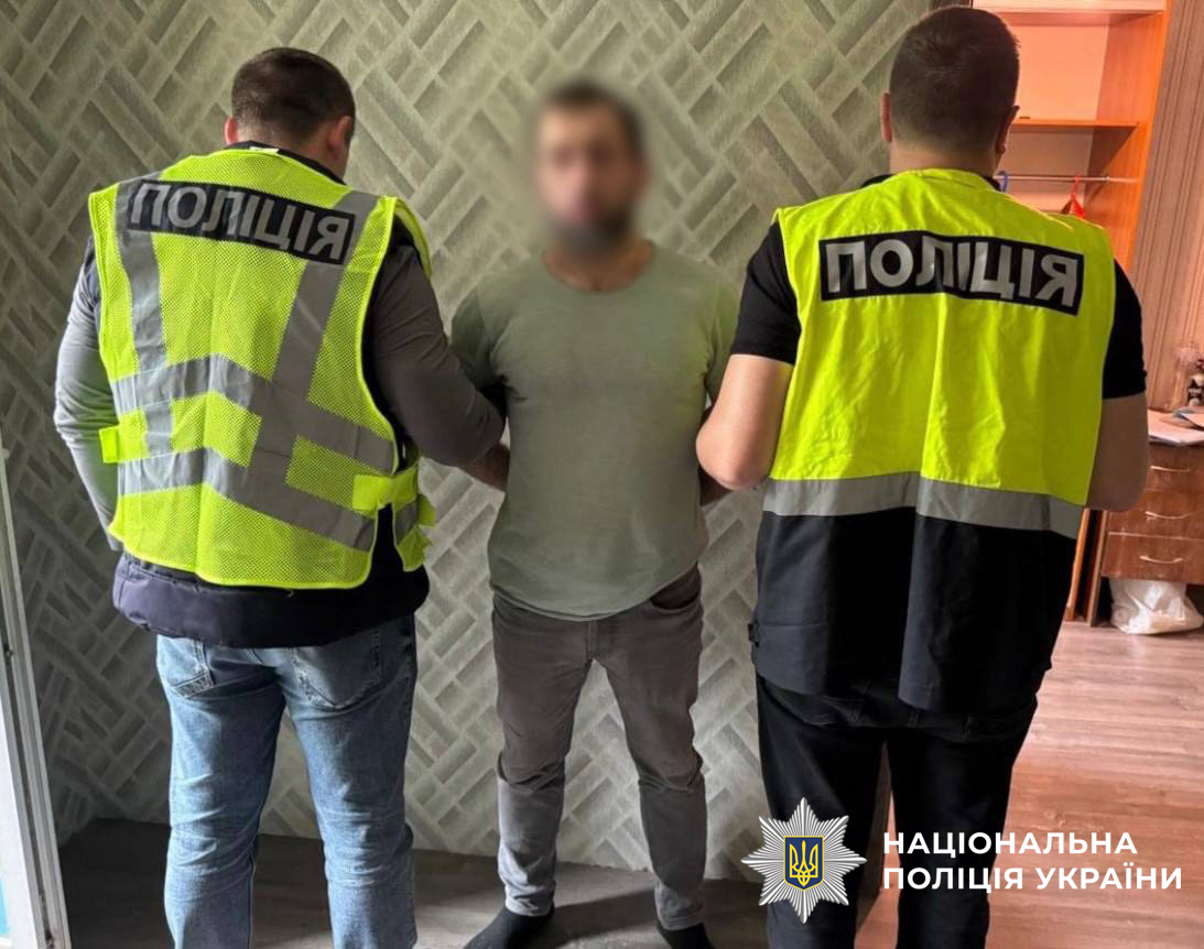 У Києві затримали іноземців, які погрожуючи гранатою, змусили перехожого перерахувати на їх картку 5 тис грн