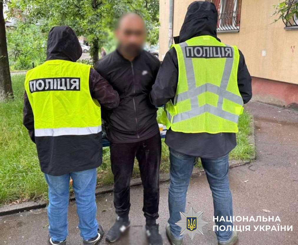 У Києві затримали іноземців, які погрожуючи гранатою, змусили перехожого перерахувати на їх картку 5 тис грн - фото 2