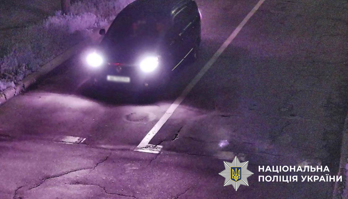 У Києві затримали іноземців, які погрожуючи гранатою, змусили перехожого перерахувати на їх картку 5 тис грн - фото 3