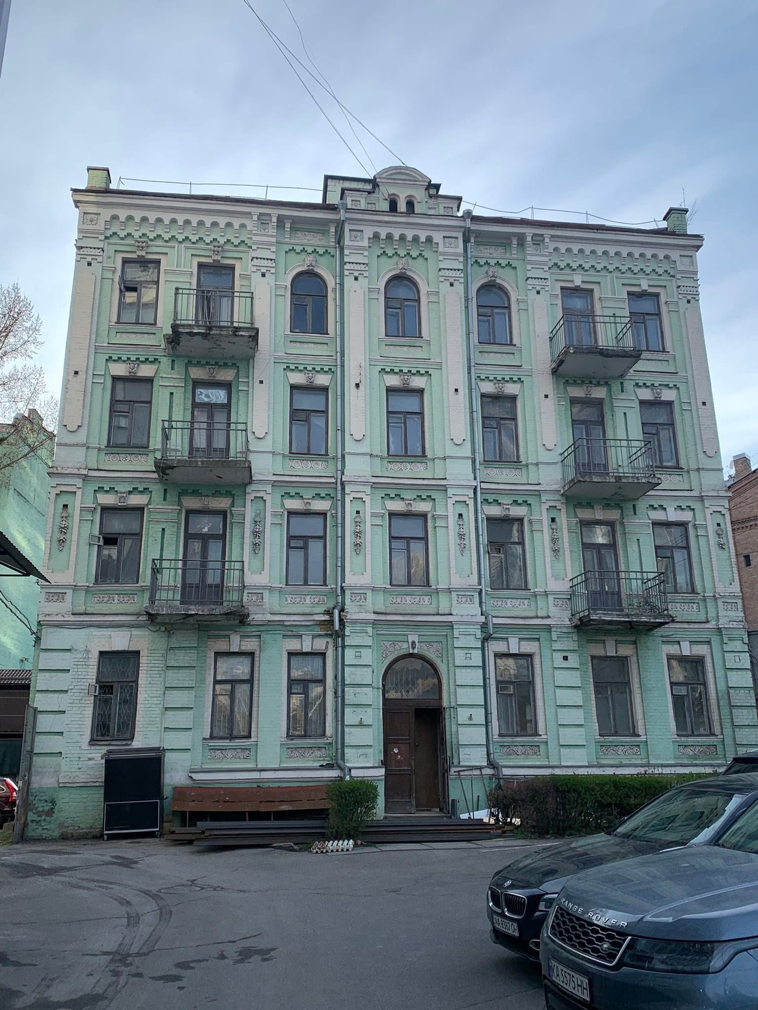 У Києві поблизу Палацу Спорту розбирають дах історичного Будинку Баршаха