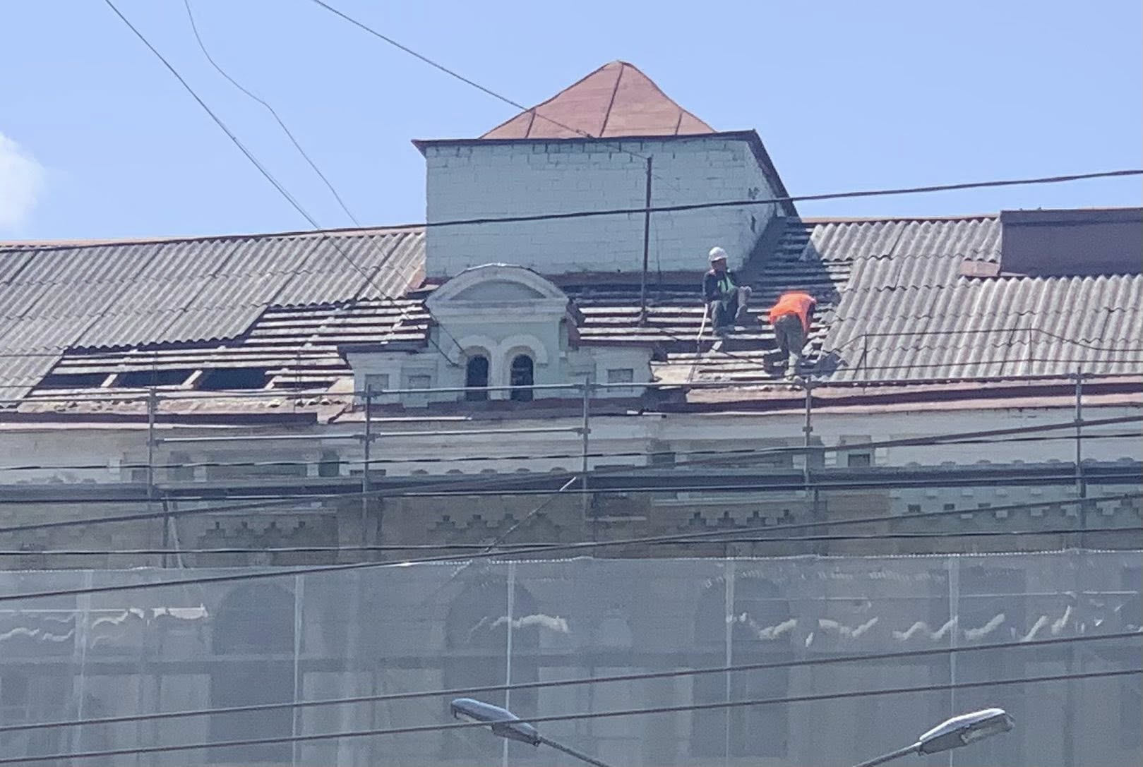 У Києві поблизу Палацу Спорту розбирають дах історичного Будинку Баршаха - фото 2
