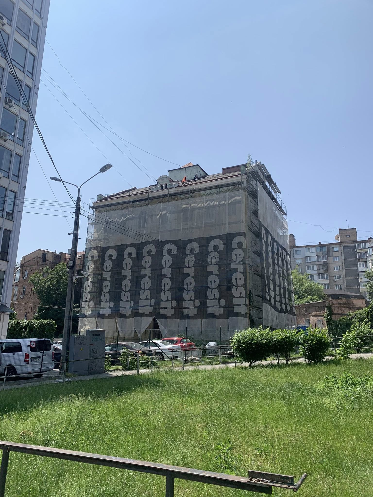 У Києві поблизу Палацу Спорту розбирають дах історичного Будинку Баршаха - фото 3