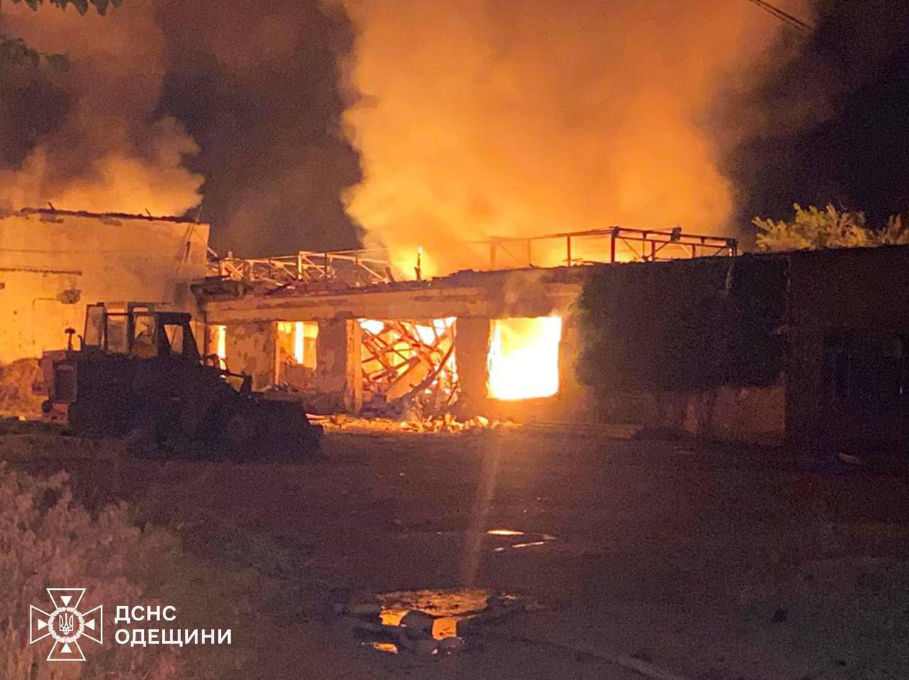 Підприємство горіло на Одещині через російський обстріл - фото 2