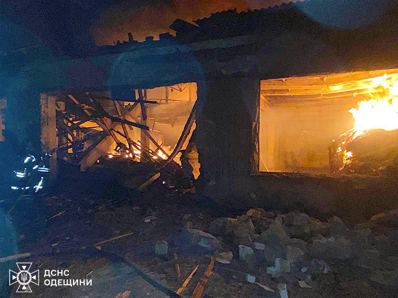 Підприємство горіло на Одещині через російський обстріл - фото 3