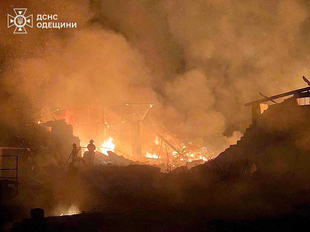 Підприємство горіло на Одещині через російський обстріл - фото 4
