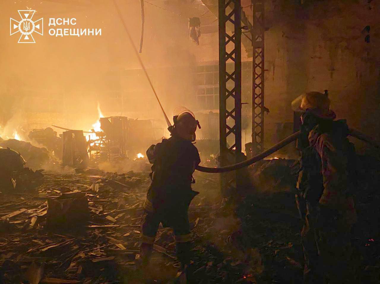 Підприємство горіло на Одещині через російський обстріл - фото 5
