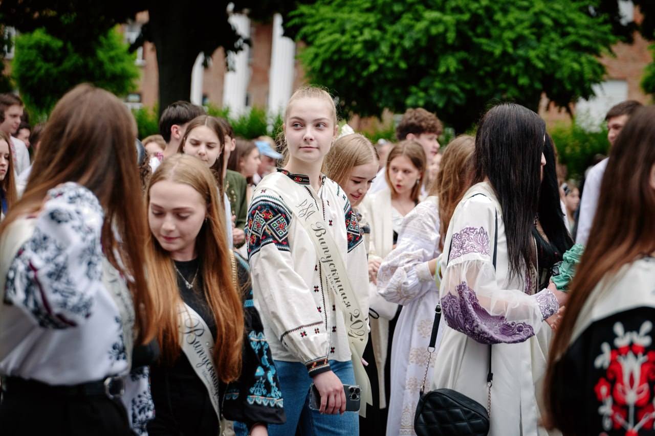 Марш випускників у Черкасах: фото - фото 11