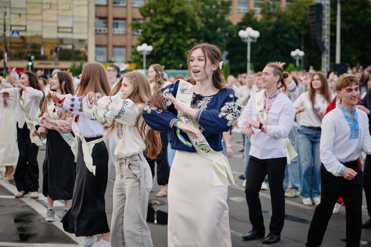 Марш випускників у Черкасах: фото - фото 7