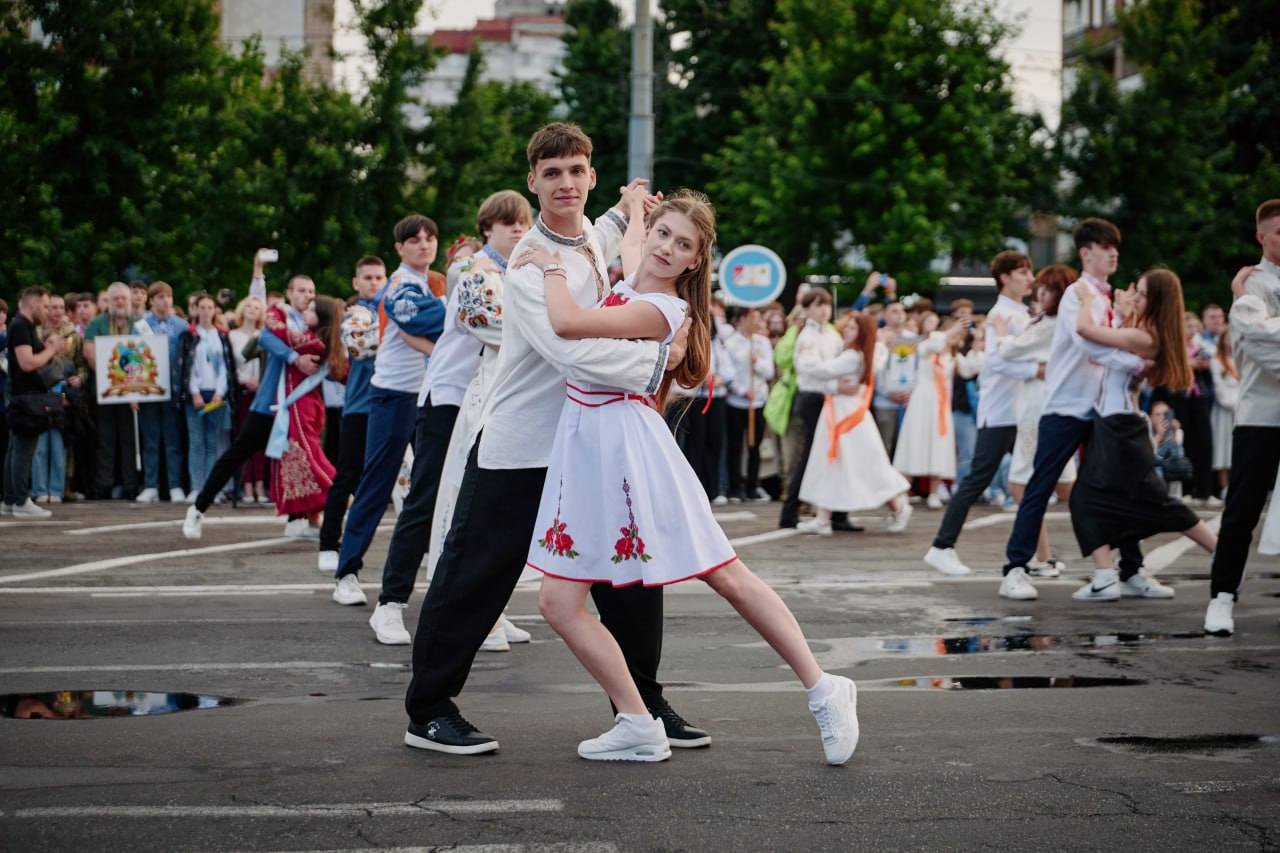 Марш випускників у Черкасах: фото