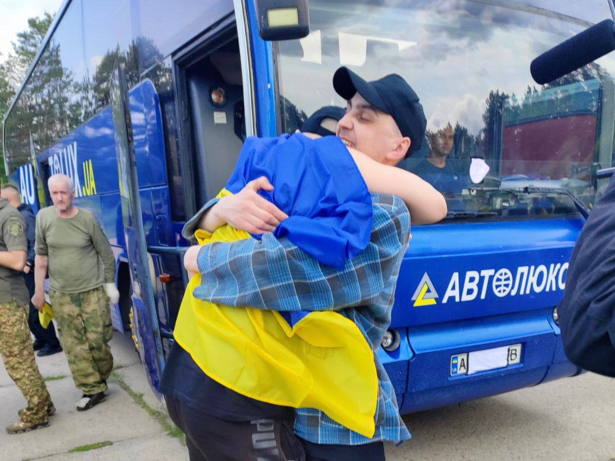 Відбувся обмін полоненими. Більшість звільнених були у неволі з 2022 року - фото 2