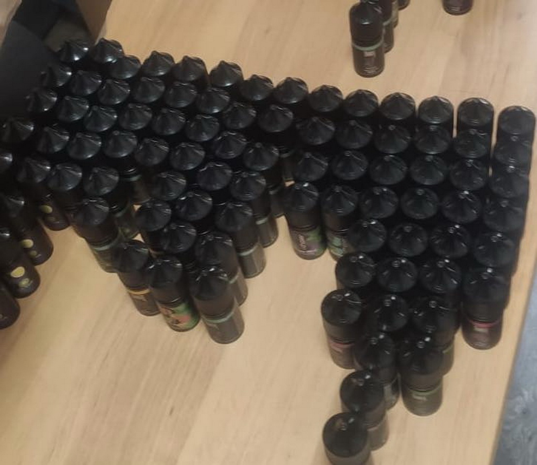 Молдаванка намагалась вивезти рідину для вейпів у коробках від солодощів на Вінниччині - фото 2