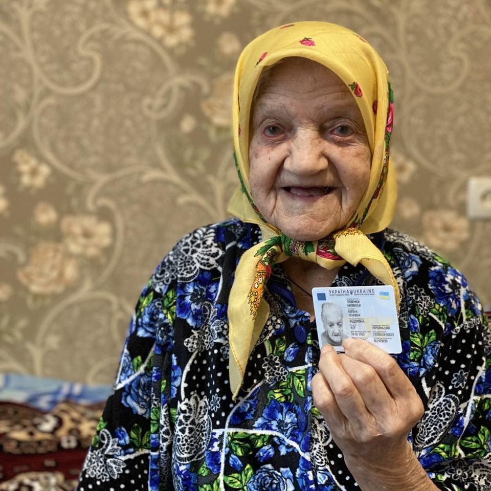 У Вінниці 100-річній жінці вручили новий ID-паспорт у власній оселі
