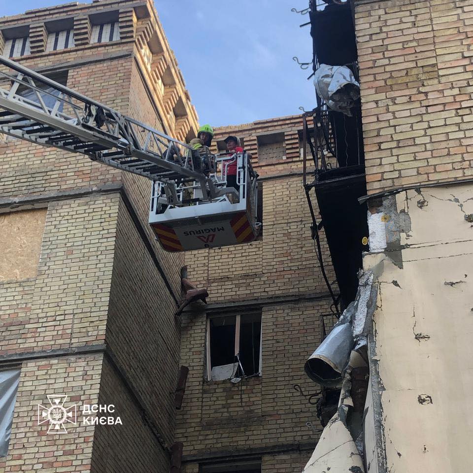 У пошкодженому будинку на Соломʼянці впав проліт на сходах