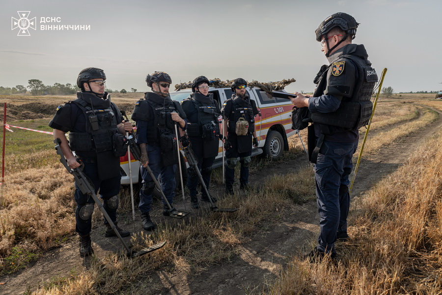 Вінницькі піротехніки розчищають Херсонщину від російської вибухівки