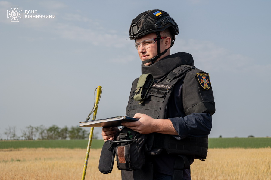 Вінницькі піротехніки розчищають Херсонщину від російської вибухівки - фото 2