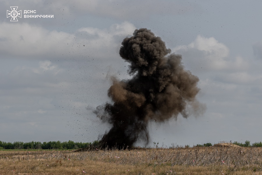 Вінницькі піротехніки розчищають Херсонщину від російської вибухівки - фото 3