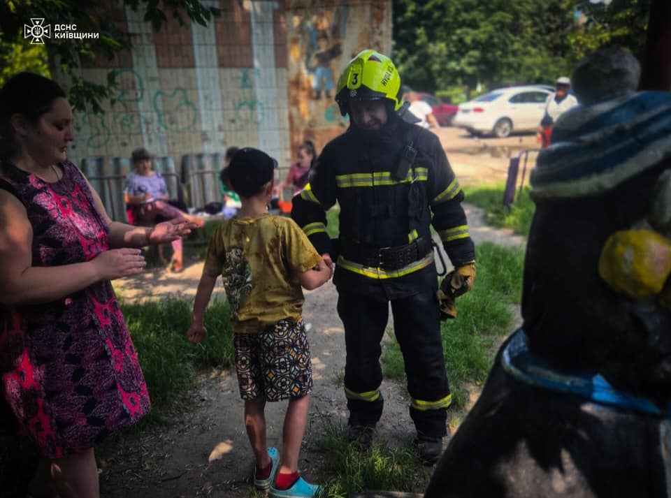 У Білій Церкві ДСНСники врятували хлопчика на дитячому майданчику