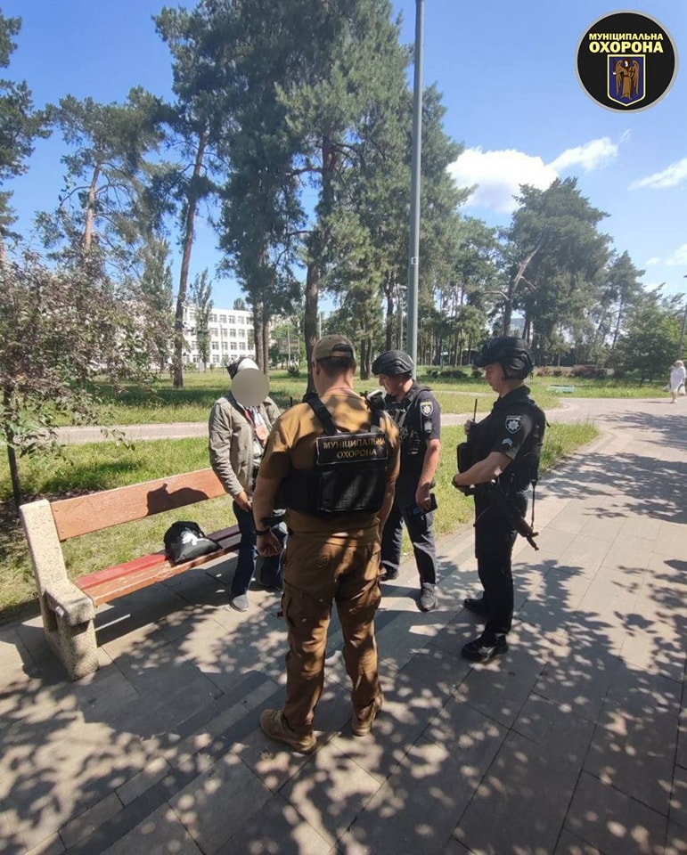 Чоловік з георгіївською стрічкою погрожував людям у столичному парку