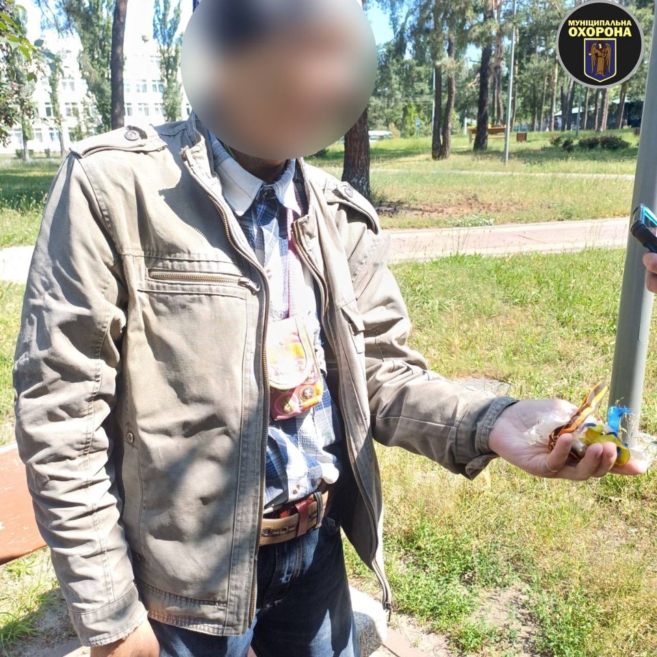 Чоловік з георгіївською стрічкою погрожував людям у столичному парку - фото 2