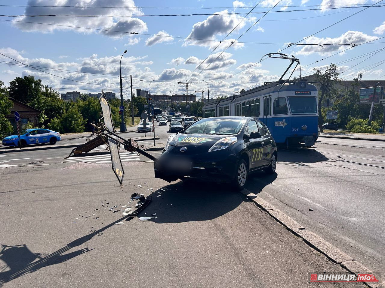 Вранці у Вінниці водій таксі в’їхав у вказівний стовп на Соборній