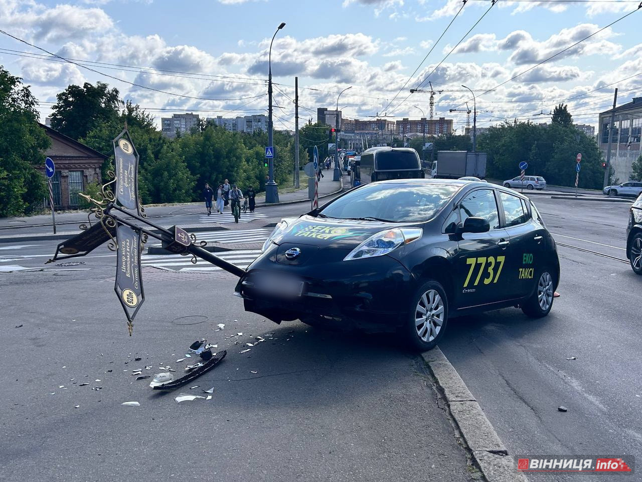 Вранці у Вінниці водій таксі в’їхав у вказівний стовп на Соборній - фото 2