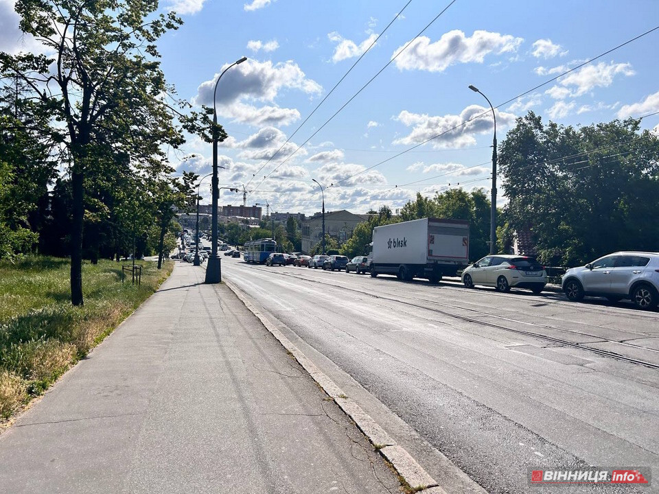 Вранці у Вінниці водій таксі в’їхав у вказівний стовп на Соборній - фото 3