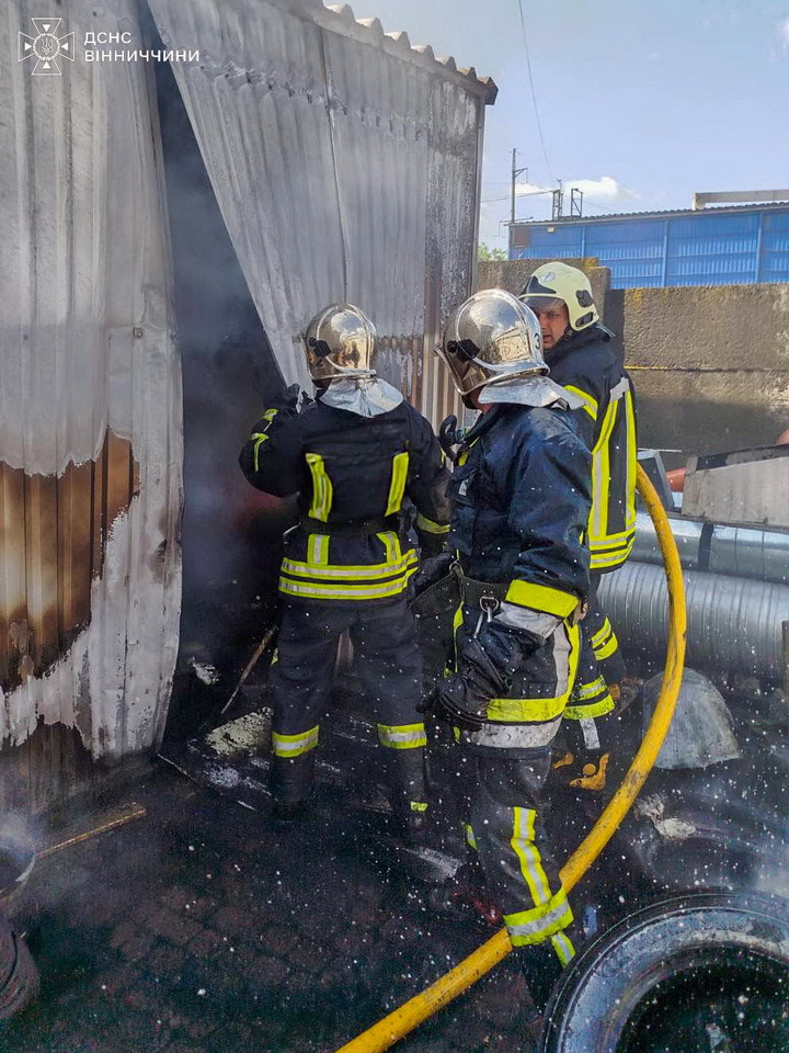 Неподалік Вінниці рятувальники гасили пожежу на підприємстві - фото 3