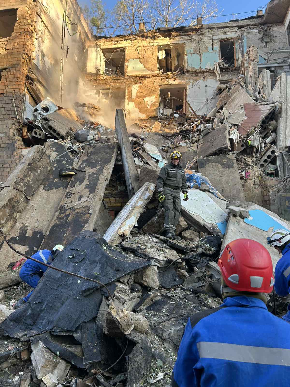 Рятувальники КАРС ліквідовувують наслідки влучання в житловий будинок в Шевченківському районі - фото 3