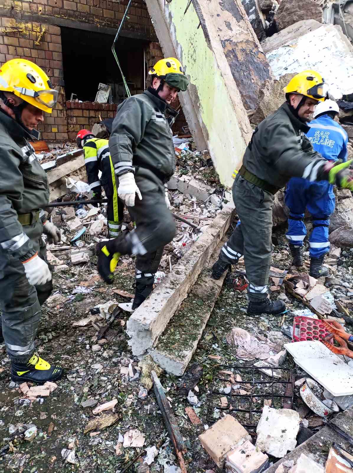 Рятувальники КАРС ліквідовувують наслідки влучання в житловий будинок в Шевченківському районі - фото 2