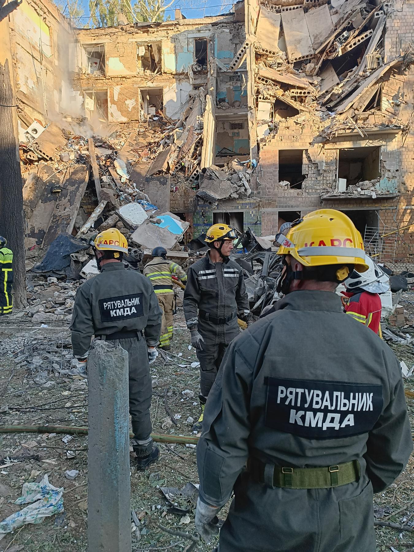 Рятувальники КАРС ліквідовувують наслідки влучання в житловий будинок в Шевченківському районі
