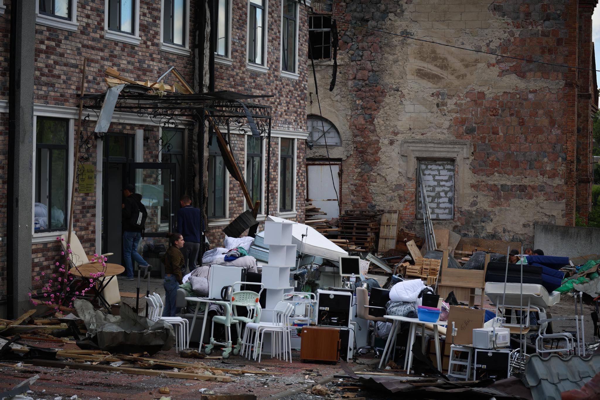 На Київщині з під завалів врятували двох жінок
