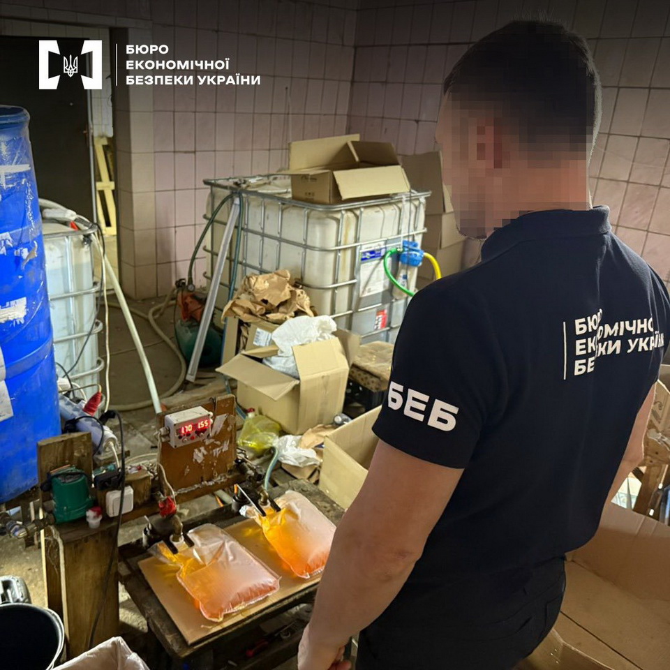 БЕБ викрило злочинну групу, яка підпільно виготовляла алкоголь на Вінниччині - фото 4