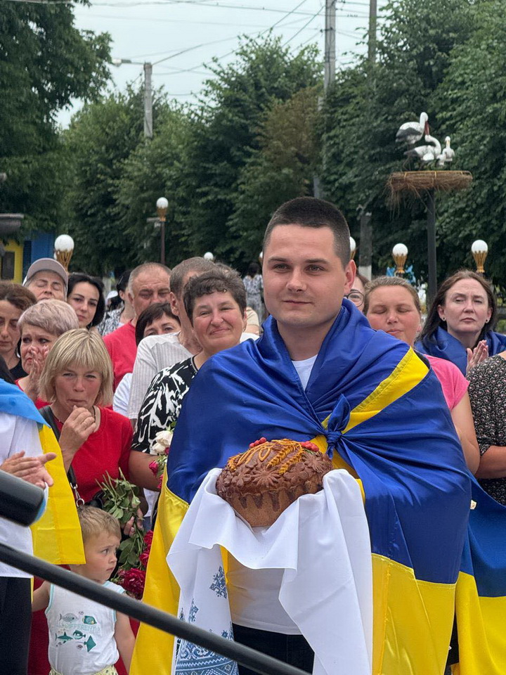 На Вінниччині місцеві мешканці зустріли двох воїнів, які повернулися з російського полону - фото 3