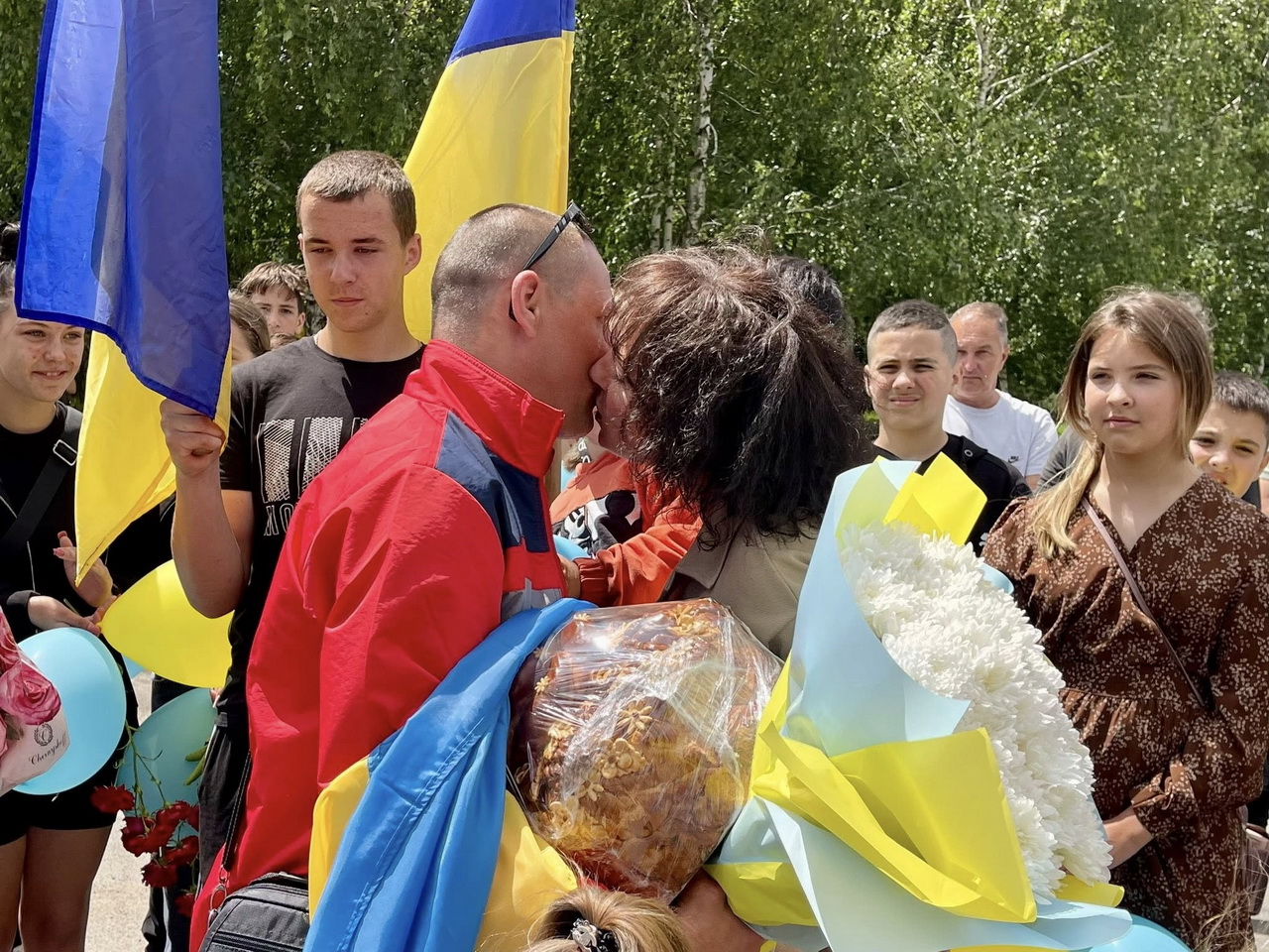 На Вінниччині місцеві мешканці зустріли двох воїнів, які повернулися з російського полону - фото 4