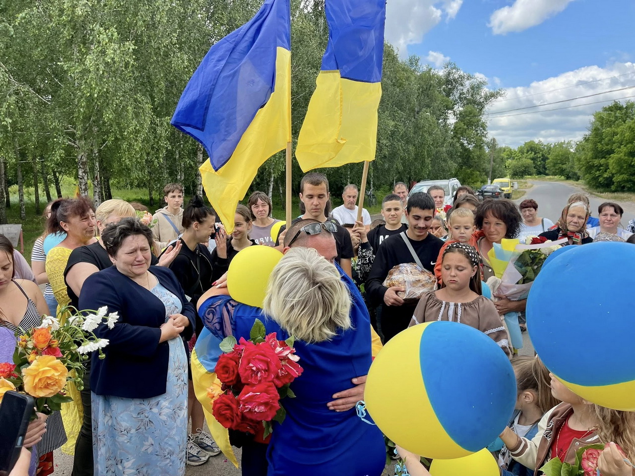 На Вінниччині місцеві мешканці зустріли двох воїнів, які повернулися з російського полону - фото 5