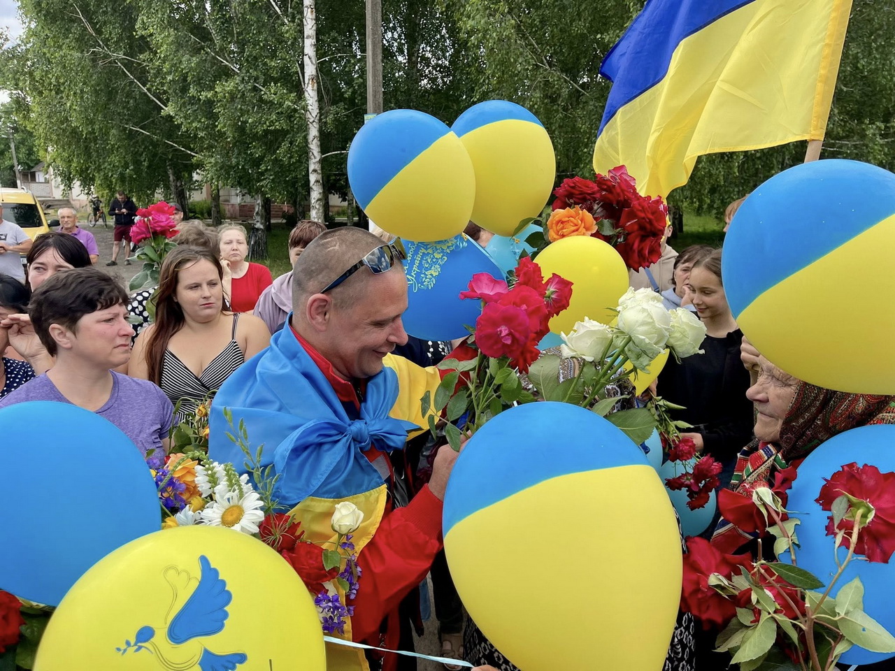 На Вінниччині місцеві мешканці зустріли двох воїнів, які повернулися з російського полону - фото 6