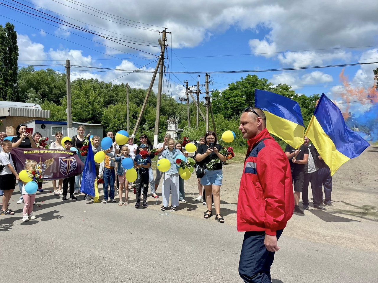 На Вінниччині місцеві мешканці зустріли двох воїнів, які повернулися з російського полону - фото 8