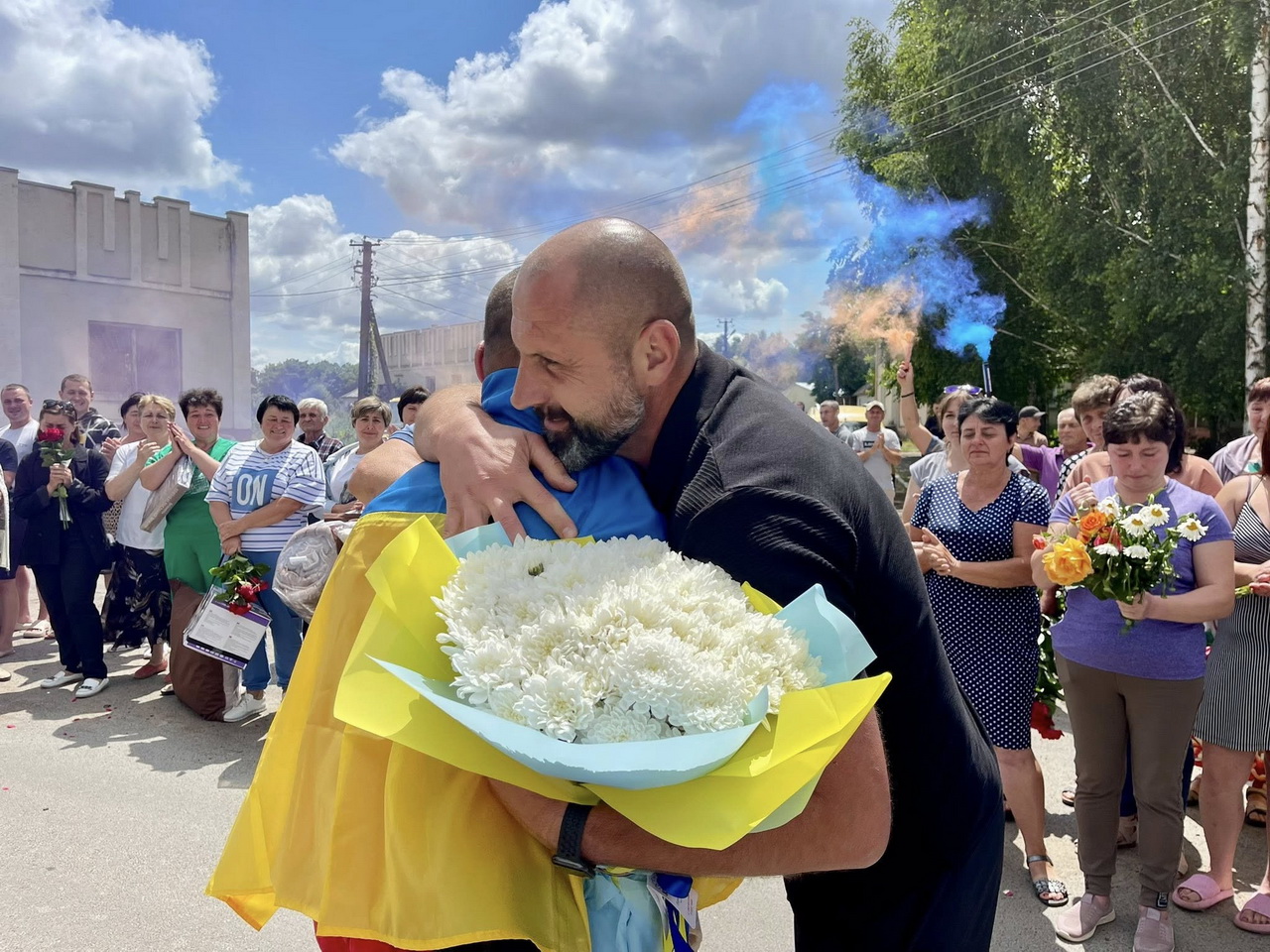На Вінниччині місцеві мешканці зустріли двох воїнів, які повернулися з російського полону - фото 9