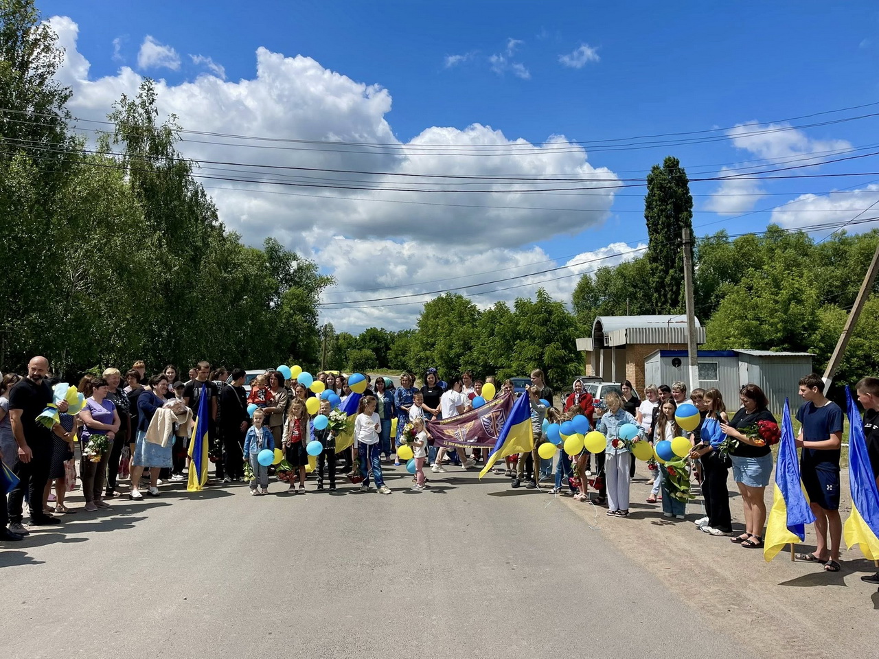На Вінниччині місцеві мешканці зустріли двох воїнів, які повернулися з російського полону - фото 13