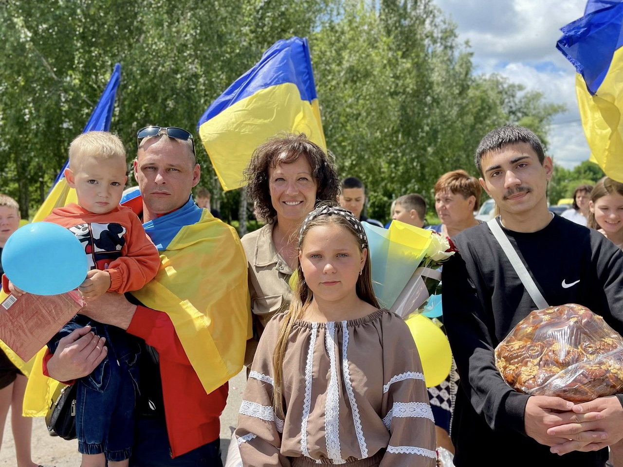 На Вінниччині місцеві мешканці зустріли двох воїнів, які повернулися з російського полону - фото 15
