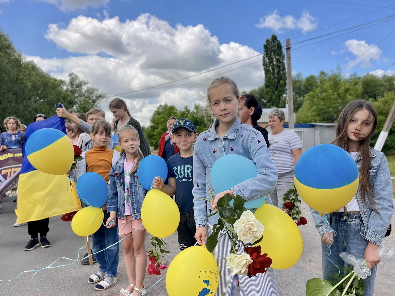 На Вінниччині місцеві мешканці зустріли двох воїнів, які повернулися з російського полону - фото 17
