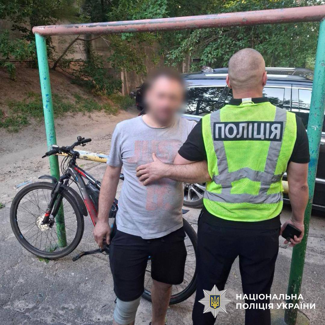 Столичні поліцейські затримали чоловіка, який стріляв по автівці ветеранки Вікторії Дворецької