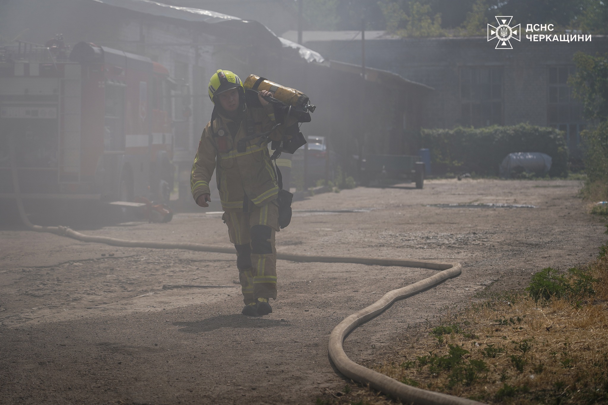У Черкасах рятувальники ліквідували масштабну пожежу в деревообробному цеху - фото 2